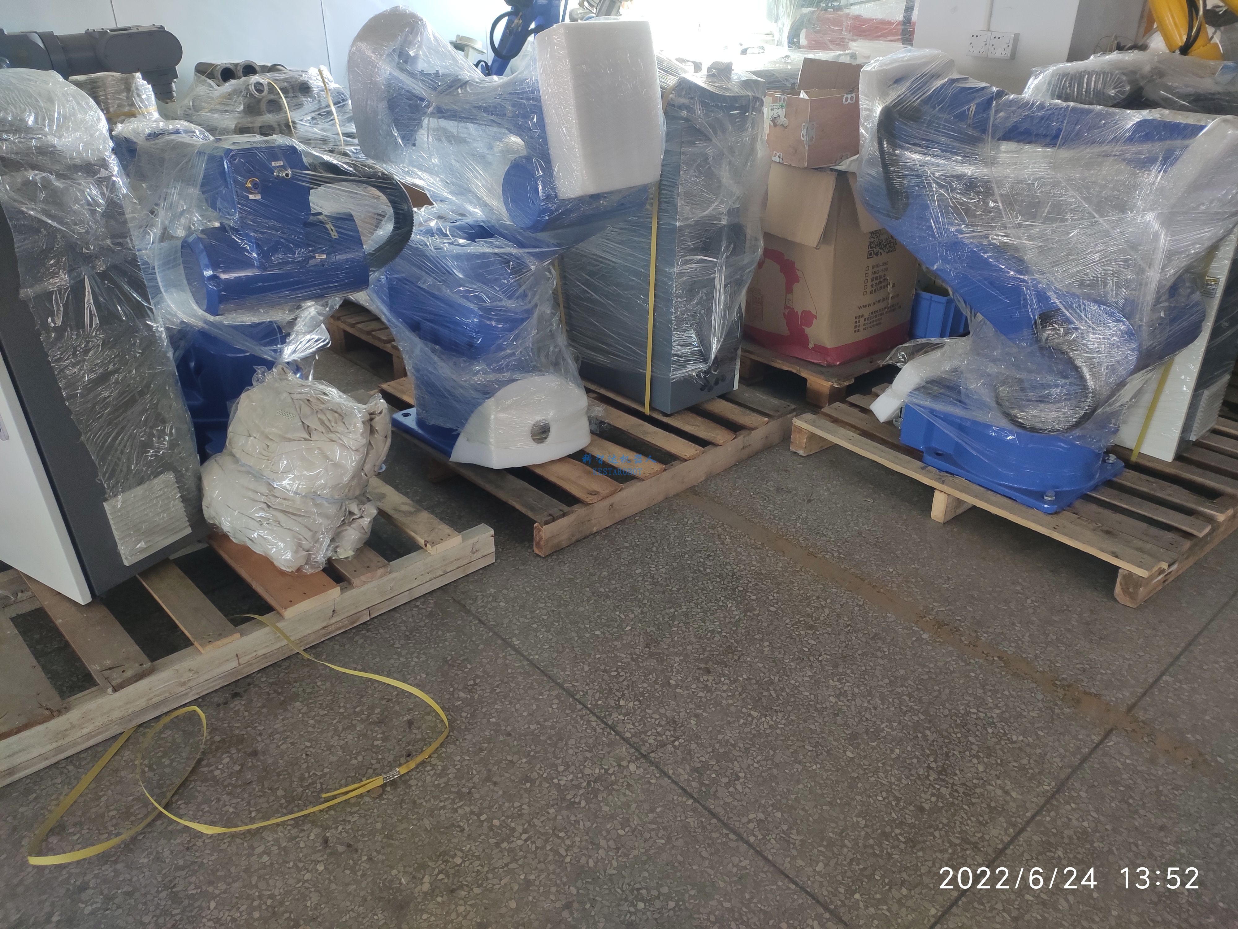 三臺(tái)噴涂機(jī)器人出貨福建(圖1) 三臺(tái)噴涂機(jī)器人出貨福建(圖1)